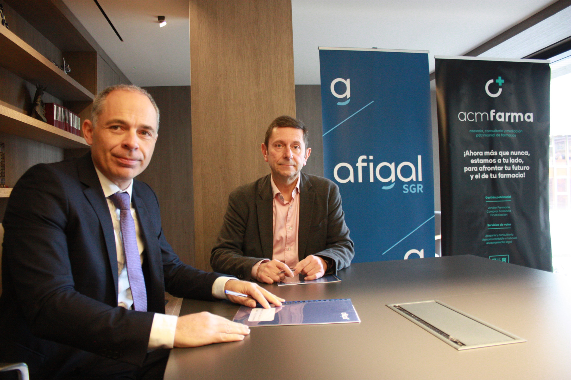 Firma del acuerdo entre Afigal y Acmfarma
